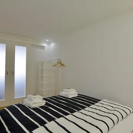 Pied A Terre Tram 28 *