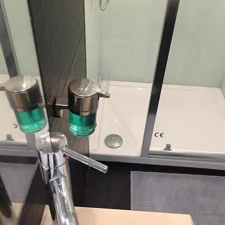 Pied à Terre Tram 28 *